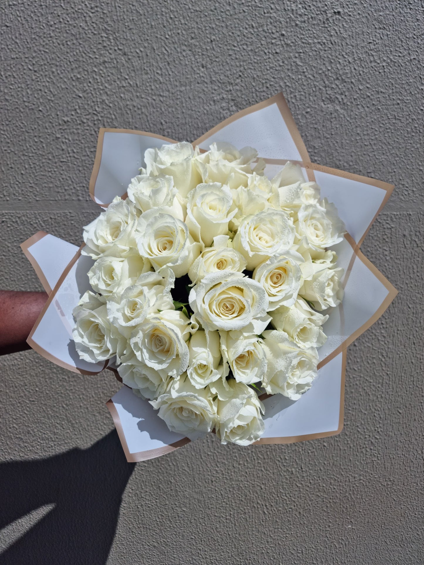 25 White Roses