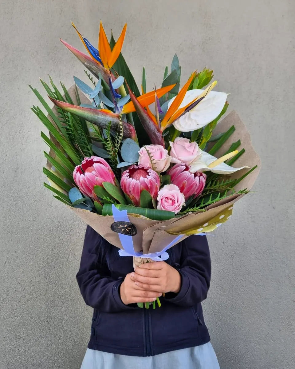 Elegant Bunch | Protea & Rose Mix