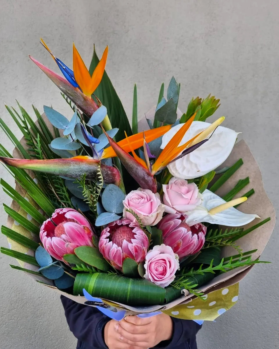 Elegant Bunch | Protea & Rose Mix