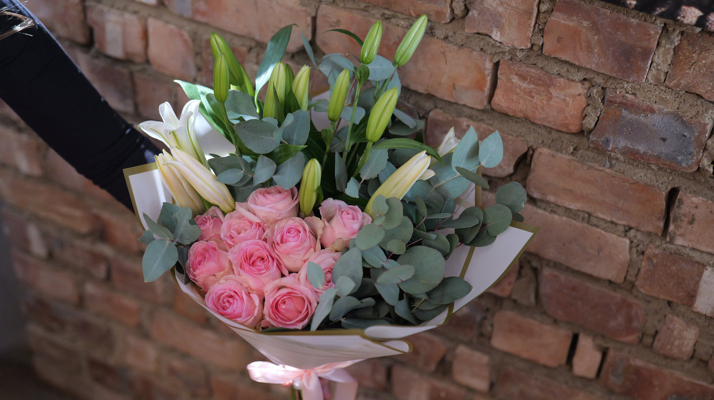 10 Light Pink Roses & 5 Casablancas & Eucalyptus