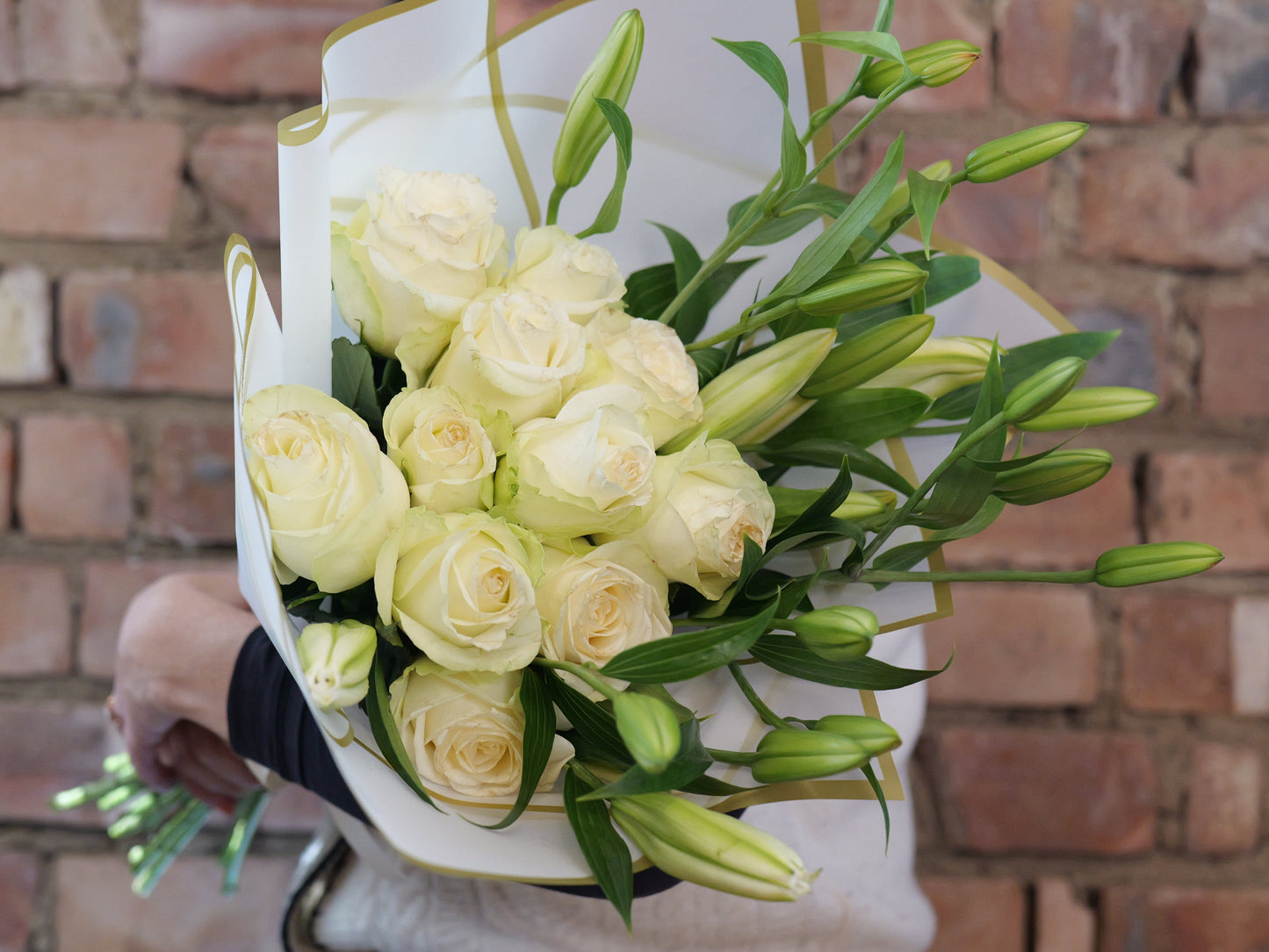 10 White Roses & 5 Casablanca's