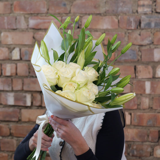 10 White Roses & 5 Casablanca's