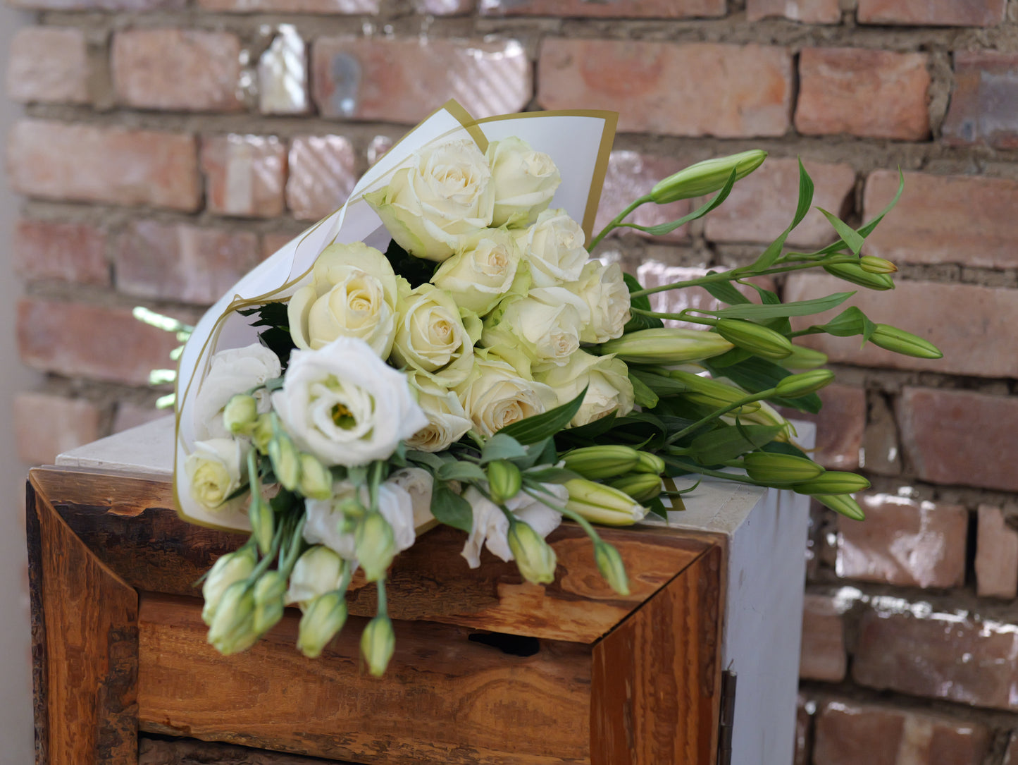 10 White Roses, 5 Casablanca's & White Lisianthus