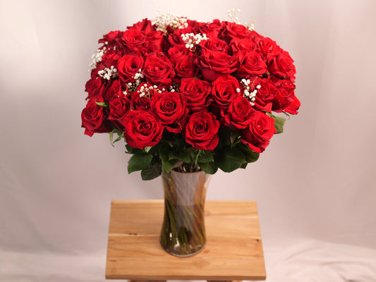 50 Red Roses & Gyps in a Large Glass Vase