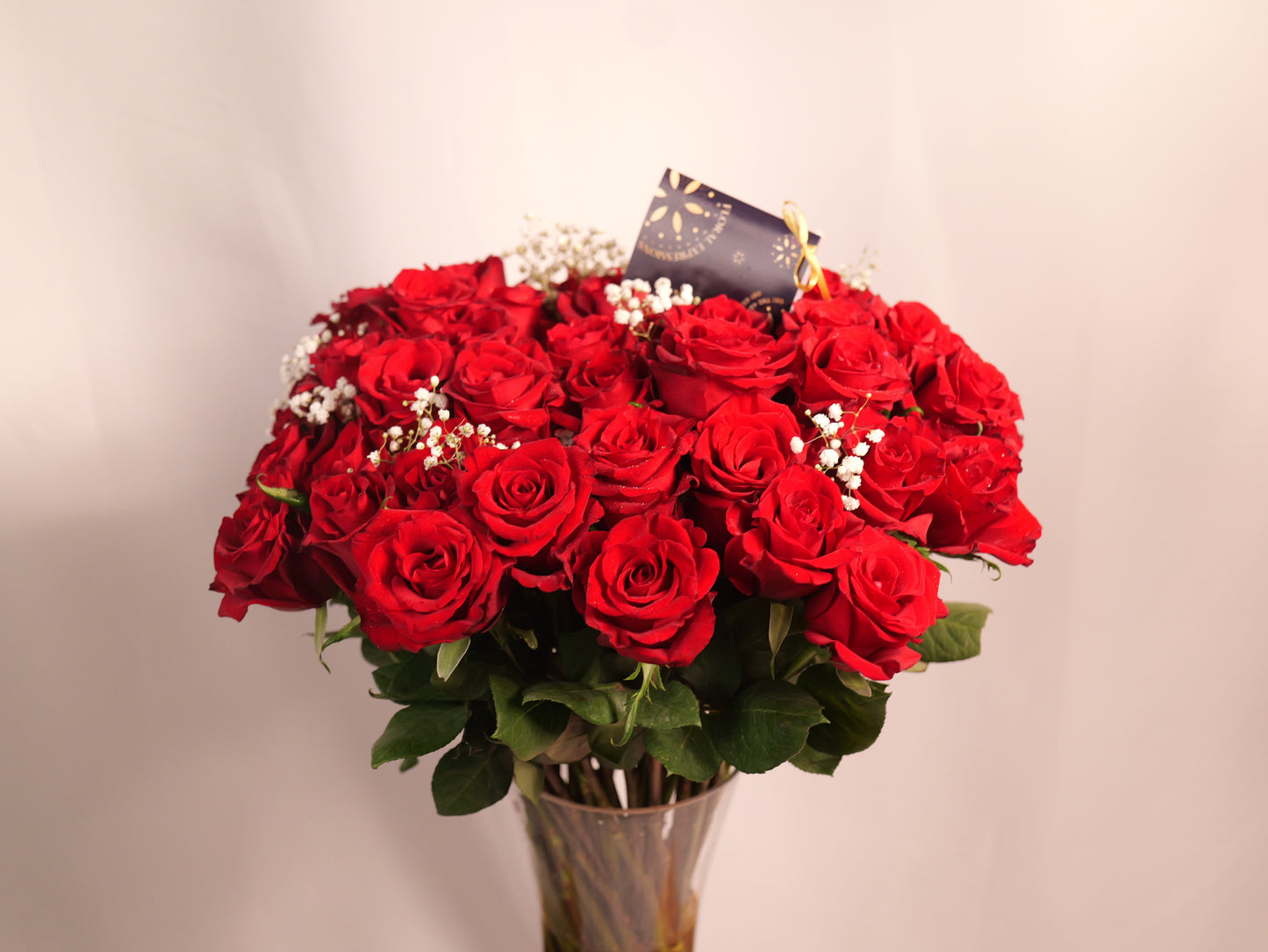 50 Red Roses & Gyps in a Large Glass Vase