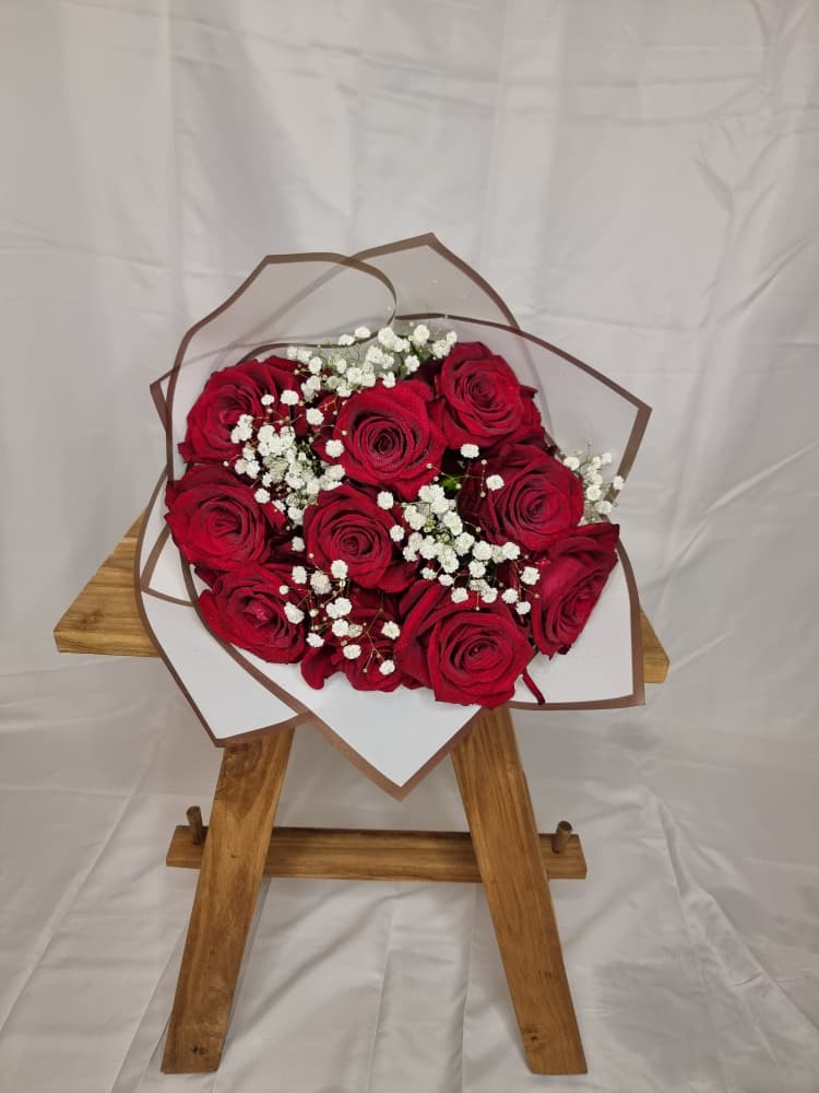 10 Red Roses & Gyps